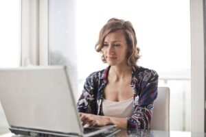 Mulheres e Tecnologia: Como a Inovação Digital Está Transformando o Cotidiano Feminino