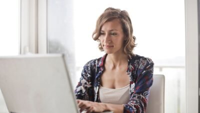 Mulheres e Tecnologia: Como a Inovação Digital Está Transformando o Cotidiano Feminino