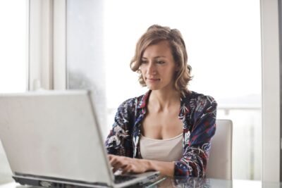 Mulheres e Tecnologia: Como a Inovação Digital Está Transformando o Cotidiano Feminino